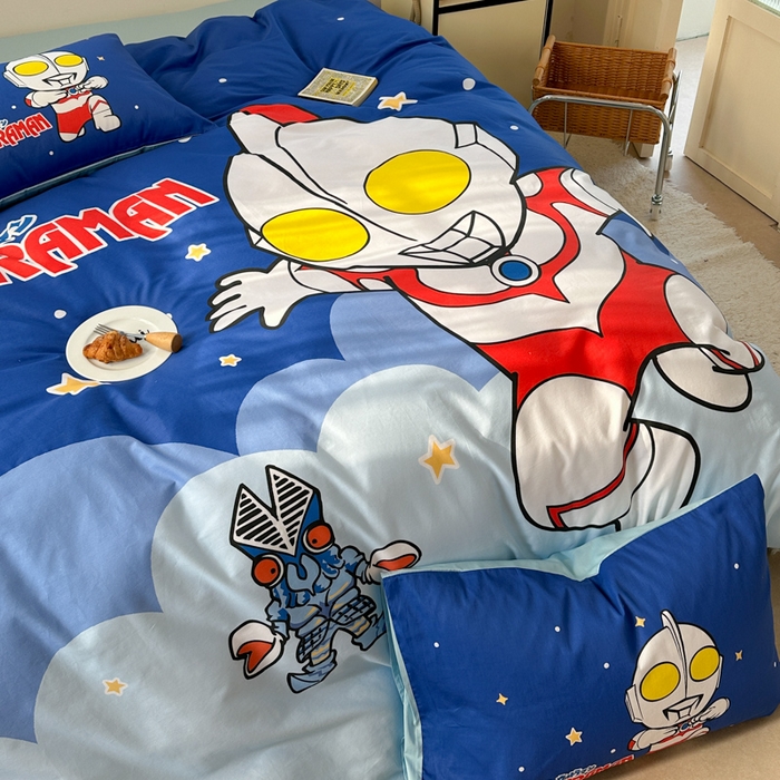 91家纺网 家纺一手货源 找家纺 金爱家 2025新款纯棉数码印花系列四件套-奥特曼 D-星际漫步