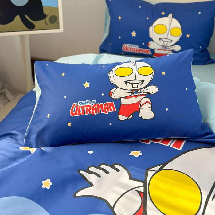 91家纺网 家纺一手货源 找家纺 金爱家 2025新款纯棉数码印花系列四件套-奥特曼 D-星际漫步