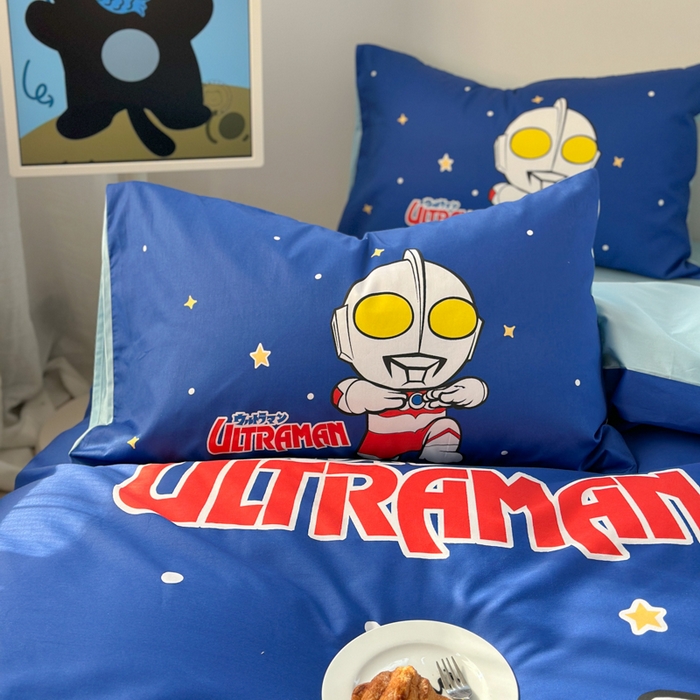 91家纺网 家纺一手货源 找家纺 金爱家 2025新款纯棉数码印花系列四件套-奥特曼 D-星际漫步