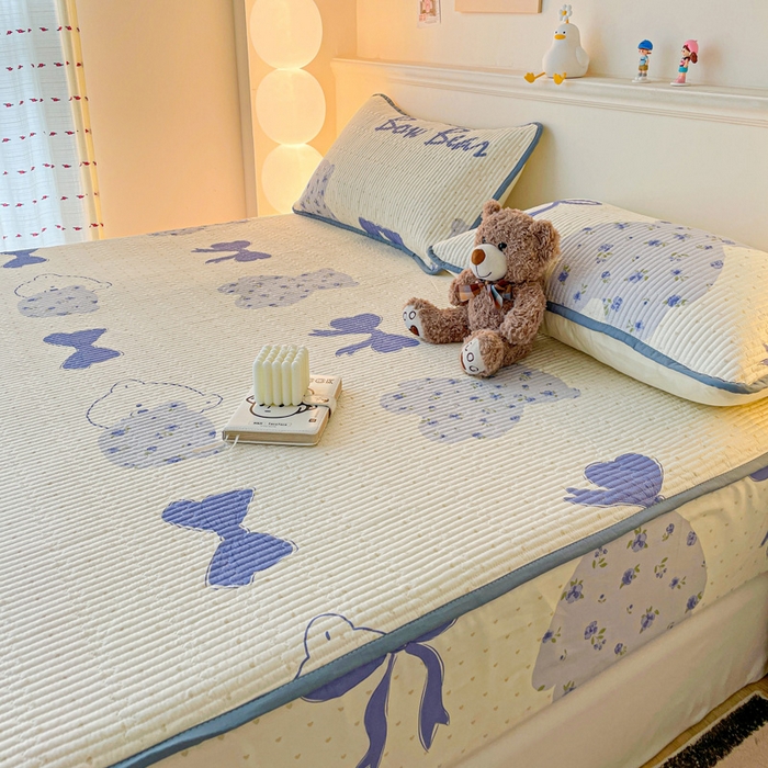 91家纺网 家纺一手货源 找家纺 富馨莱 2025春夏新款A类母婴级全棉纯棉夹棉床笠 蝴蝶结小熊