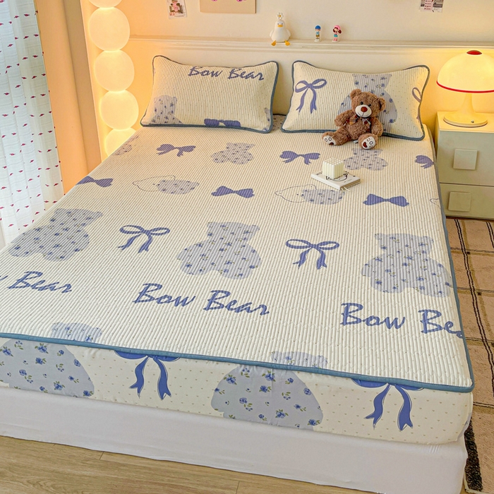 91家纺网 家纺一手货源 找家纺 富馨莱 2025春夏新款A类母婴级全棉纯棉夹棉床笠 蝴蝶结小熊