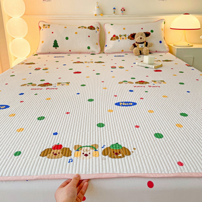 91家纺网 家纺一手货源 找家纺 富馨莱 2025春夏新款A类母婴级全棉纯棉夹棉床笠 三只小狗