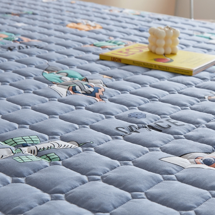 91家纺网 家纺一手货源 找家纺 富馨莱 2025春夏新款A类母婴级全棉纯棉夹棉床笠 太空漫步