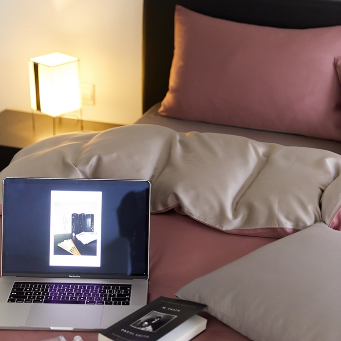 91家纺网 家纺一手货源 找家纺 禾时  2025新款奥地利进口兰精天丝莱赛尔四件套纯色双拼三件套 野樱莓-芋泥灰