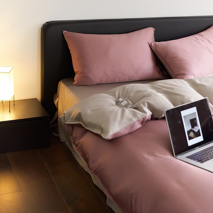 91家纺网 家纺一手货源 找家纺 禾时  2025新款奥地利进口兰精天丝莱赛尔四件套纯色双拼三件套 野樱莓-芋泥灰