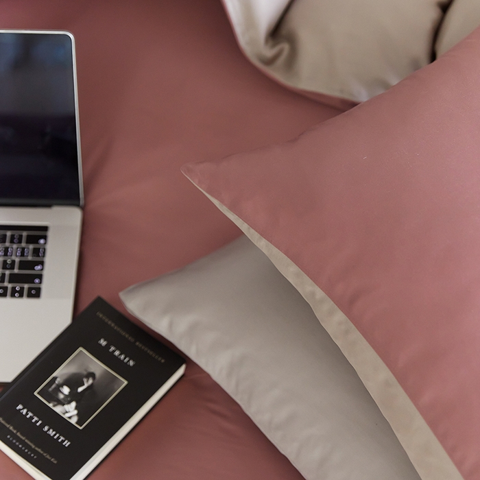 91家纺网 家纺一手货源 找家纺 禾时  2025新款奥地利进口兰精天丝莱赛尔四件套纯色双拼三件套 野樱莓-芋泥灰