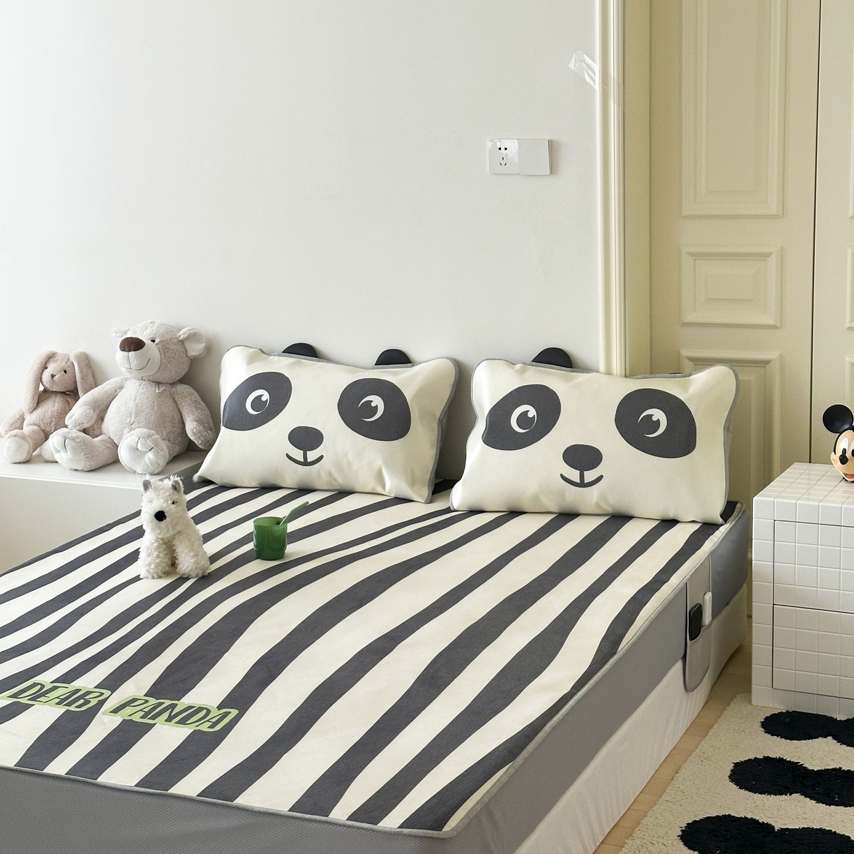 91家纺网 家纺一手货源 找家纺 觅糖家纺 2025春夏新款大版异形卡通凉席席子 线条熊猫