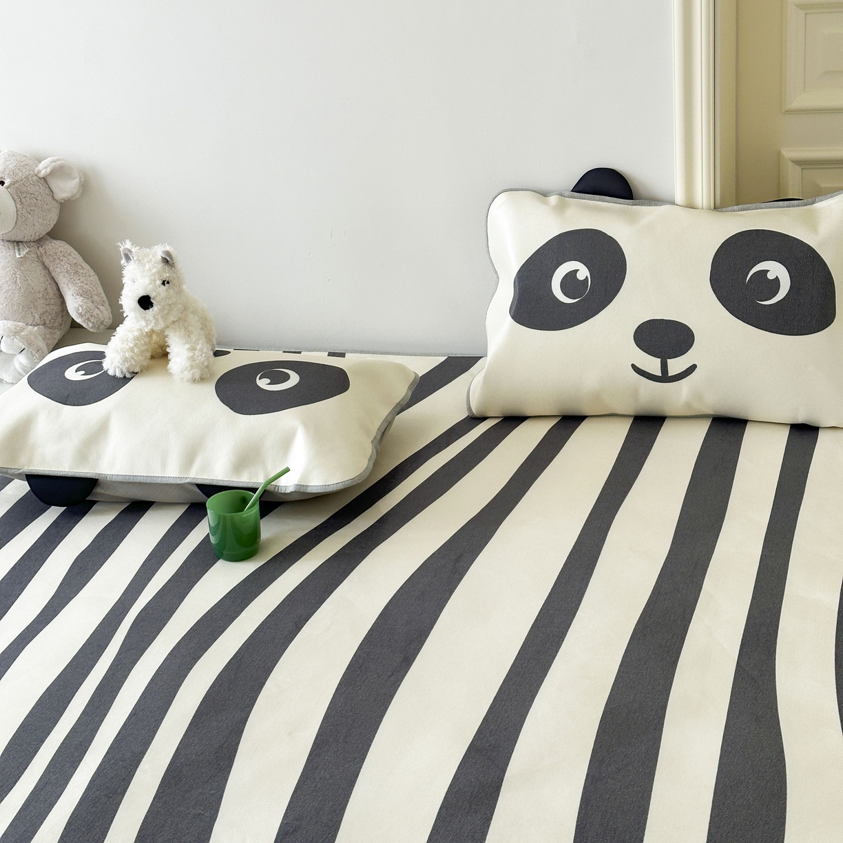 91家纺网 家纺一手货源 找家纺 觅糖家纺 2025春夏新款大版异形卡通凉席席子 线条熊猫