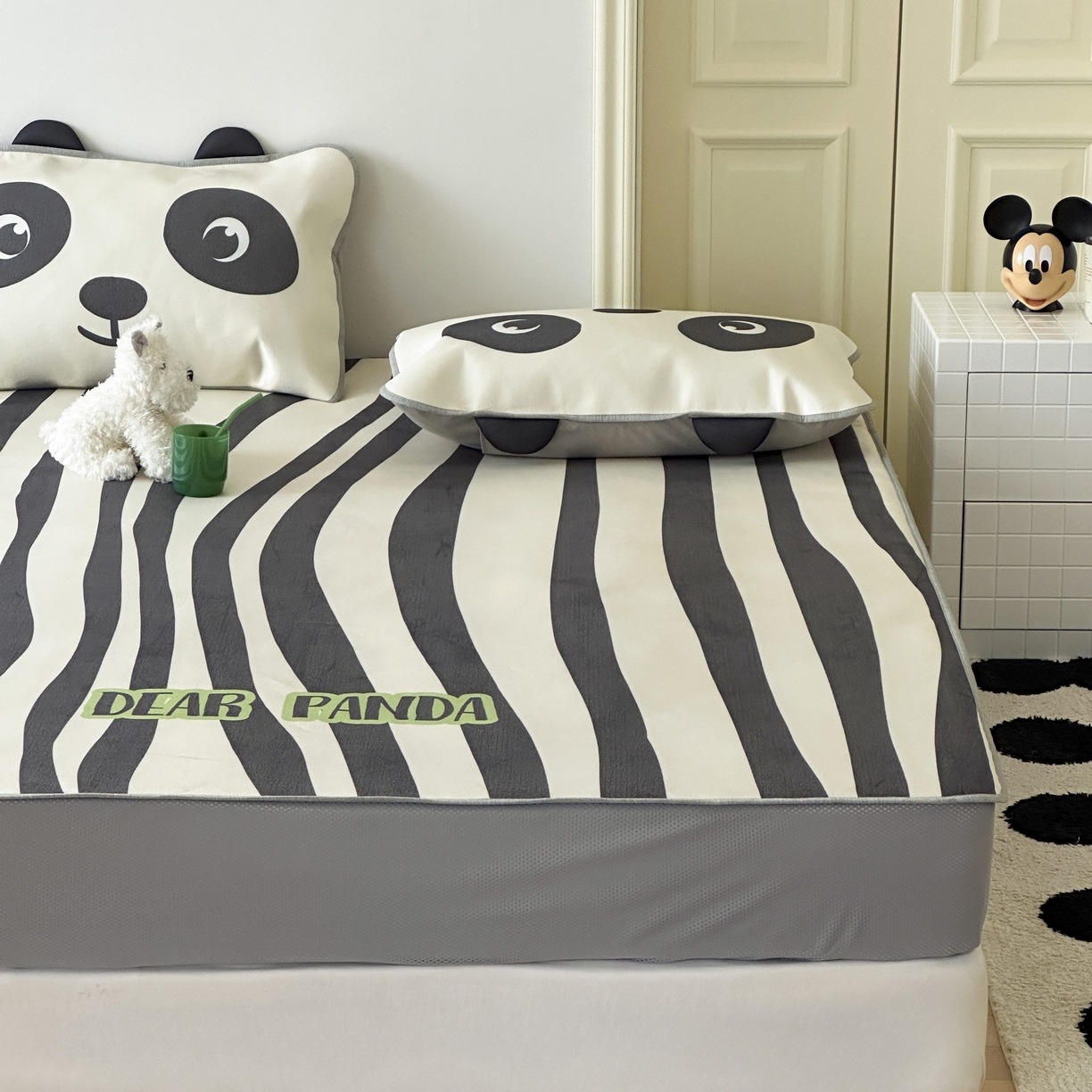 91家纺网 家纺一手货源 找家纺 觅糖家纺 2025春夏新款大版异形卡通凉席席子 线条熊猫