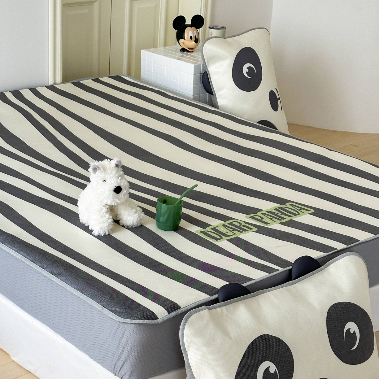 91家纺网 家纺一手货源 找家纺 觅糖家纺 2025春夏新款大版异形卡通凉席席子 线条熊猫