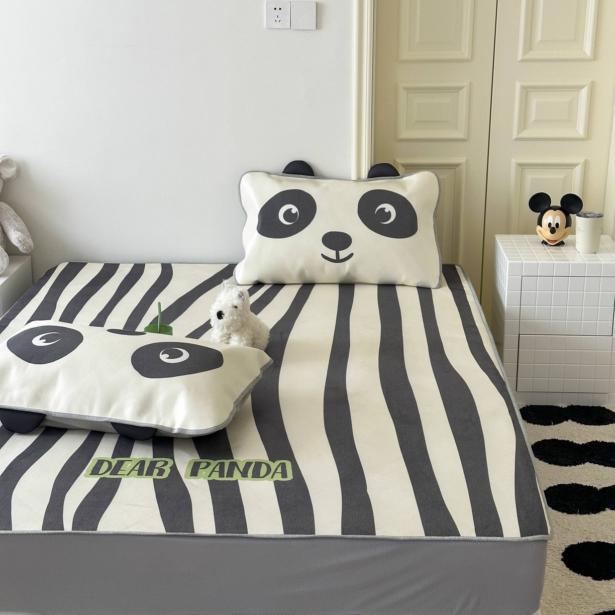 91家纺网 家纺一手货源 找家纺 觅糖家纺 2025春夏新款大版异形卡通凉席席子 线条熊猫