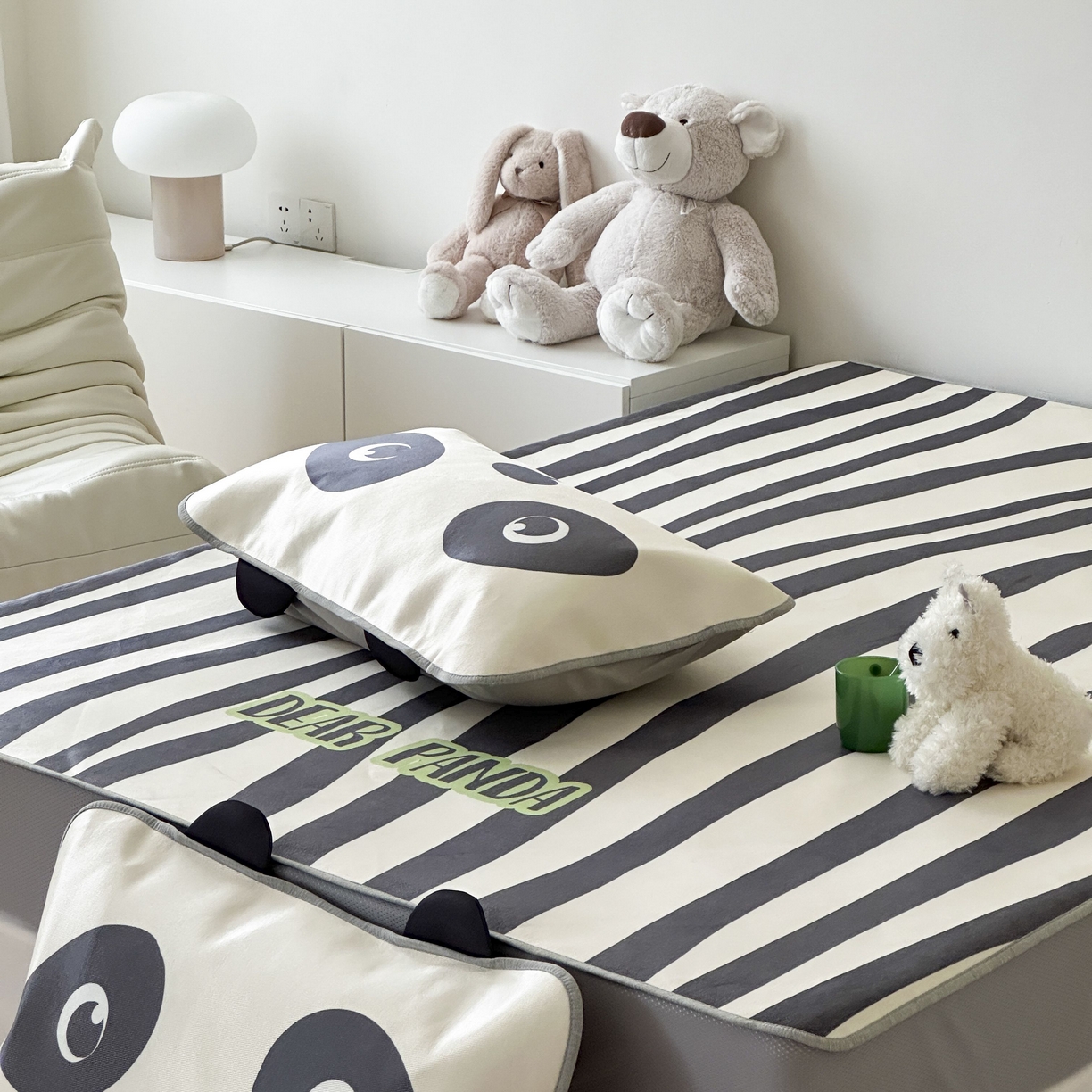 91家纺网 家纺一手货源 找家纺 觅糖家纺 2025春夏新款大版异形卡通凉席席子 线条熊猫