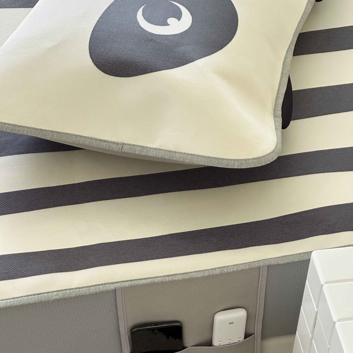 91家纺网 家纺一手货源 找家纺 觅糖家纺 2025春夏新款大版异形卡通凉席席子 线条熊猫