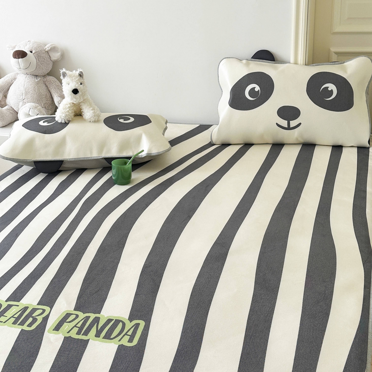 91家纺网 家纺一手货源 找家纺 觅糖家纺 2025春夏新款大版异形卡通凉席席子 线条熊猫