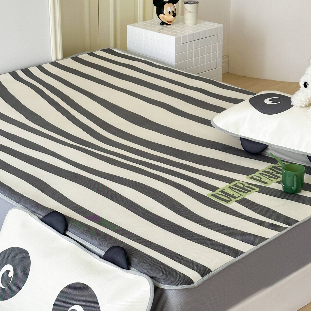 91家纺网 家纺一手货源 找家纺 觅糖家纺 2025春夏新款大版异形卡通凉席席子 线条熊猫