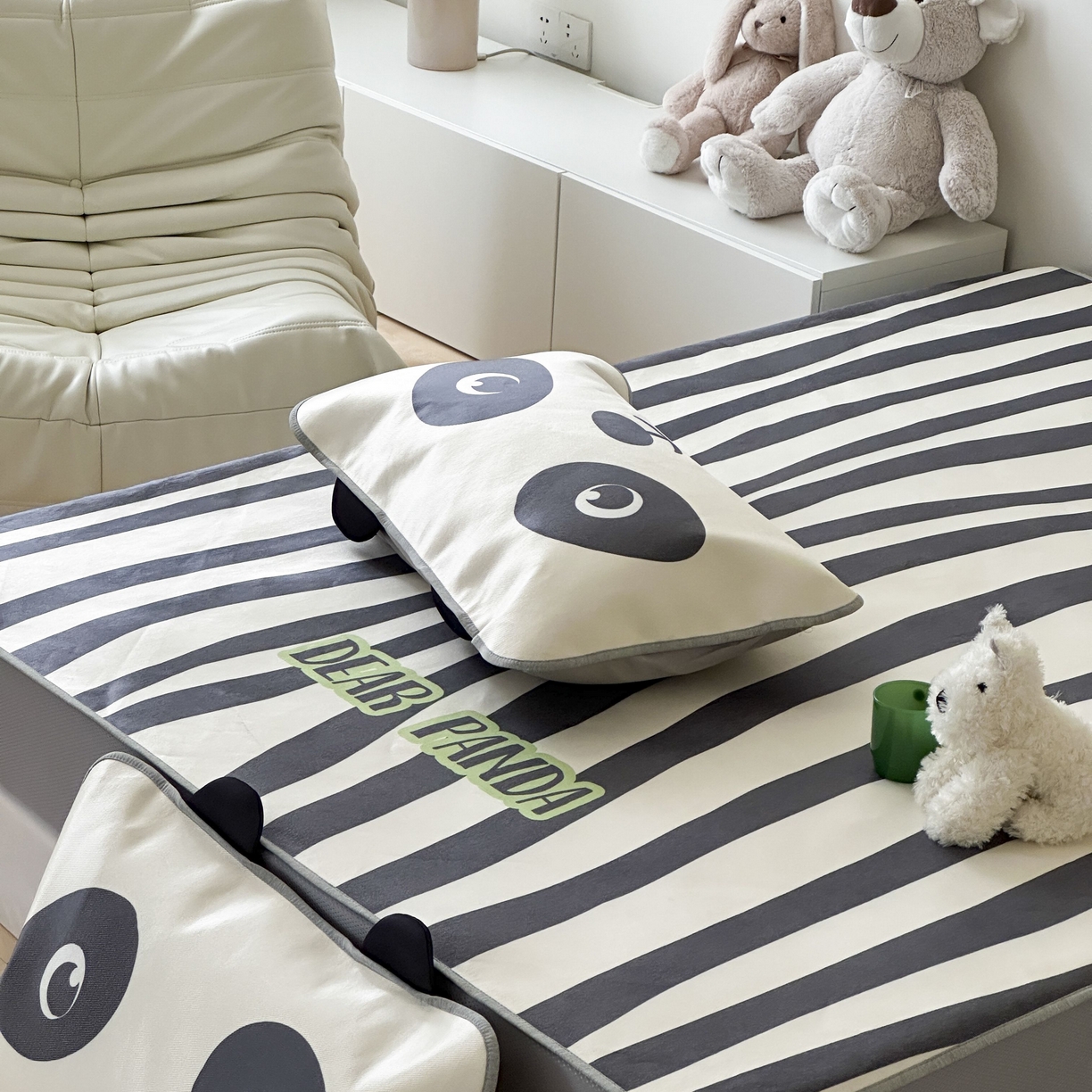 91家纺网 家纺一手货源 找家纺 觅糖家纺 2025春夏新款大版异形卡通凉席席子 线条熊猫