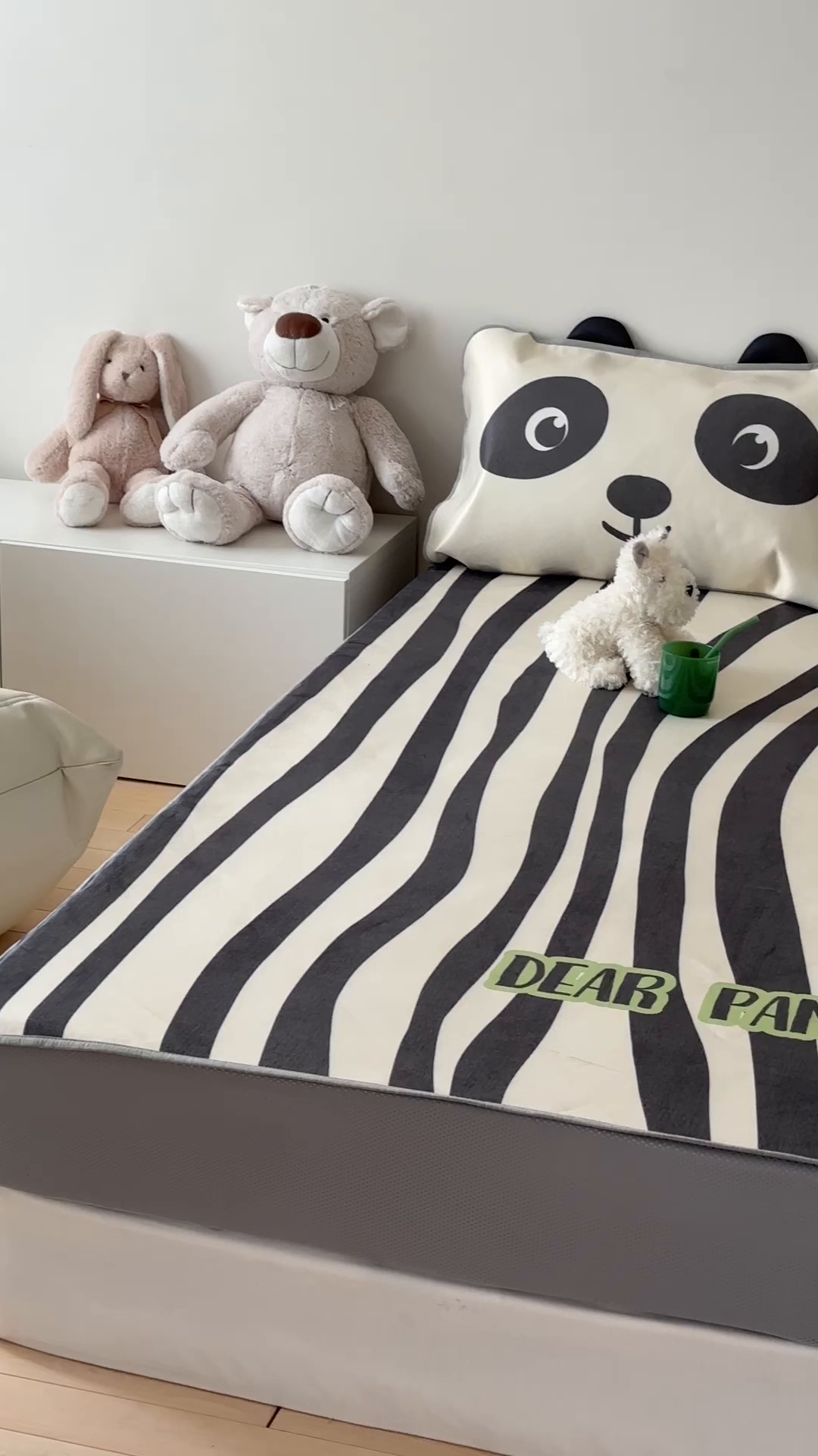 91家纺网 家纺一手货源 找家纺 觅糖家纺 2025春夏新款大版异形卡通凉席席子 线条熊猫