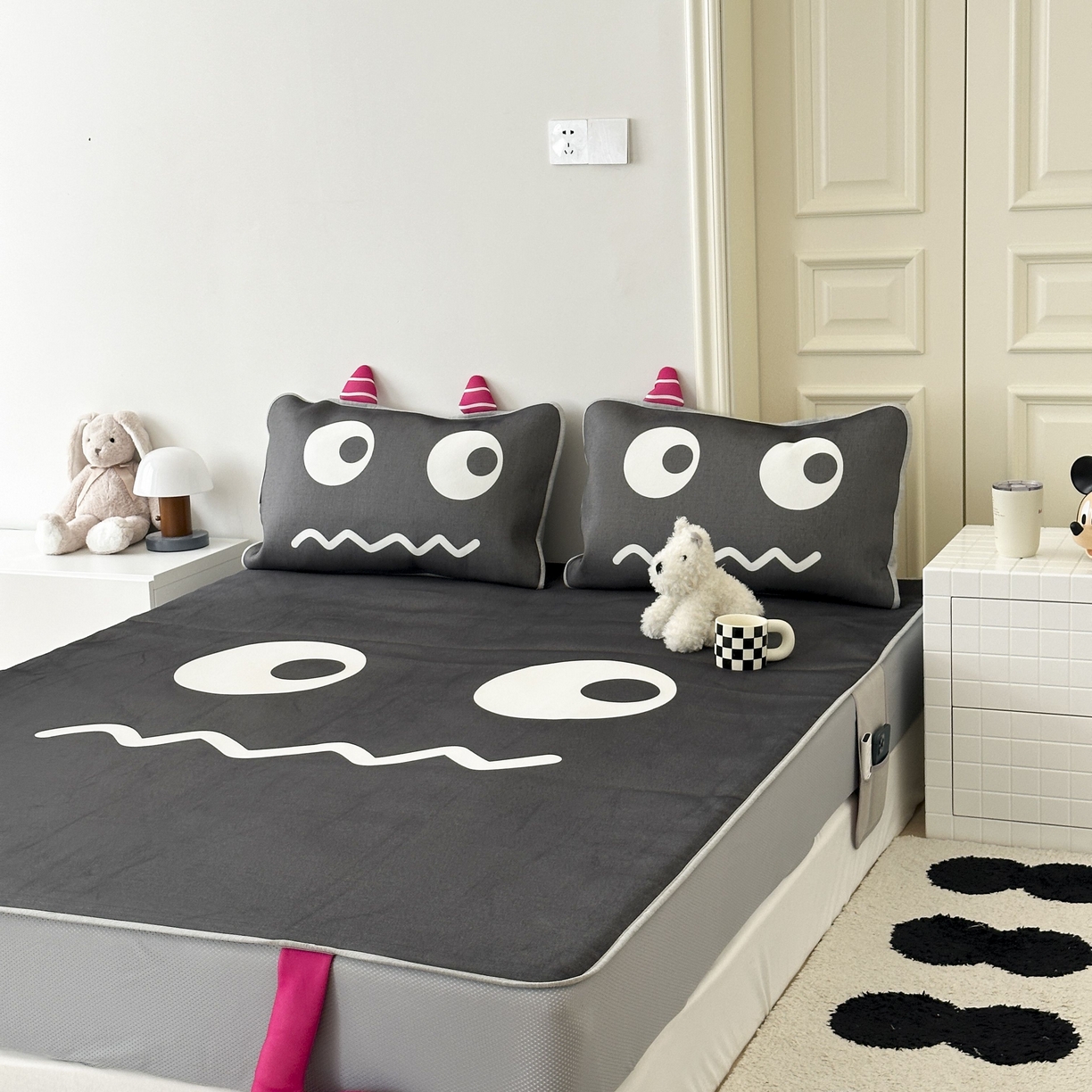 91家纺网 家纺一手货源 找家纺 觅糖家纺 2025春夏新款大版异形卡通凉席席子 小怪兽黑