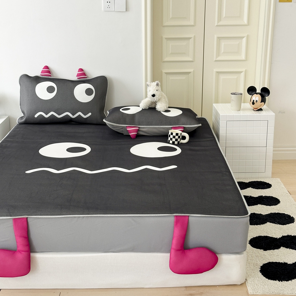 91家纺网 家纺一手货源 找家纺 觅糖家纺 2025春夏新款大版异形卡通凉席席子 小怪兽黑