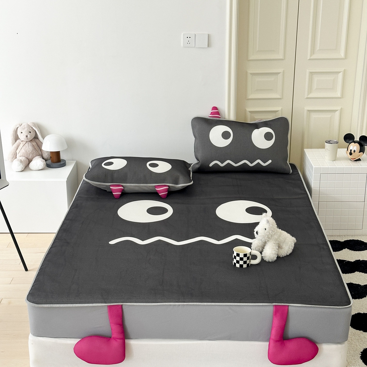 91家纺网 家纺一手货源 找家纺 觅糖家纺 2025春夏新款大版异形卡通凉席席子 小怪兽黑