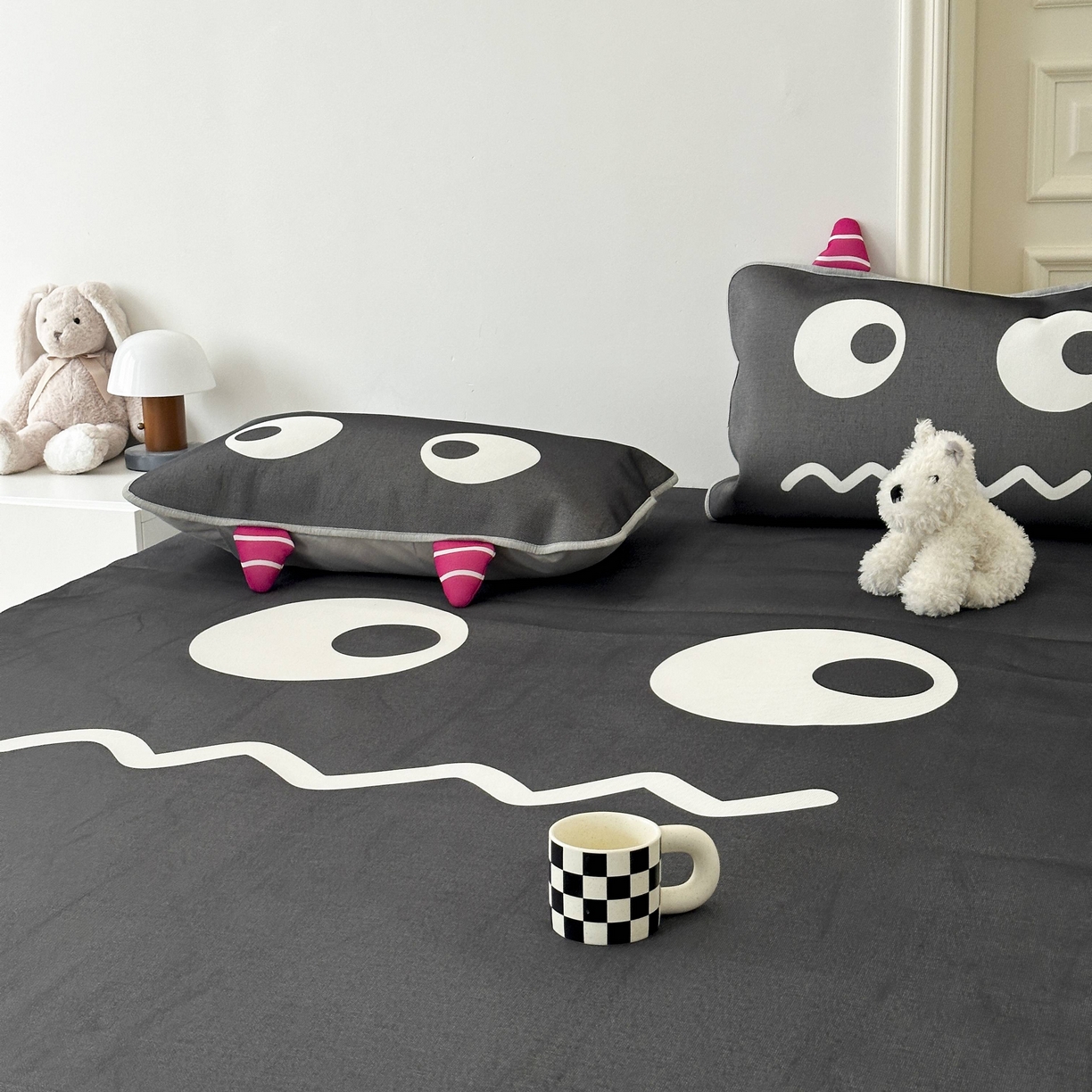 91家纺网 家纺一手货源 找家纺 觅糖家纺 2025春夏新款大版异形卡通凉席席子 小怪兽黑