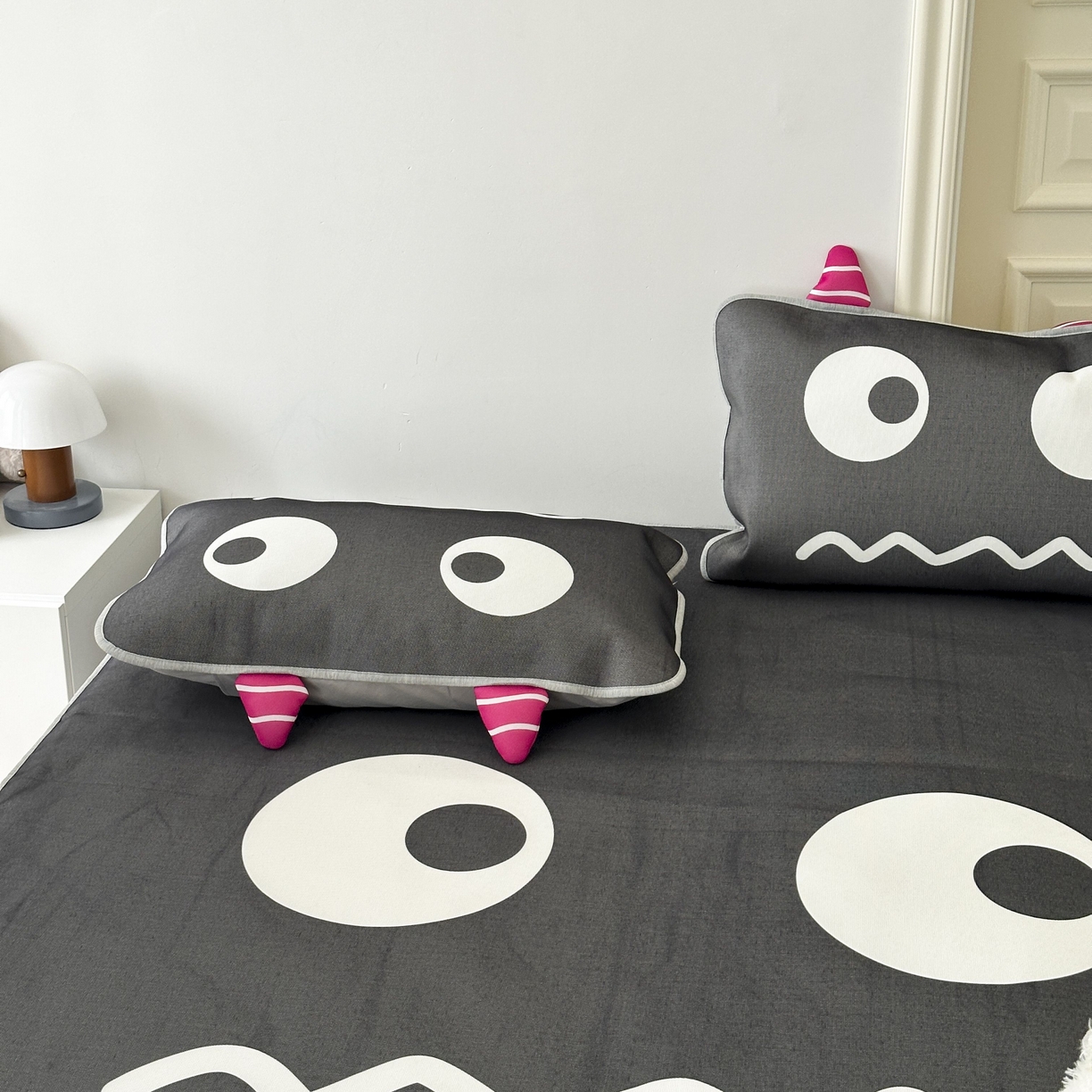 91家纺网 家纺一手货源 找家纺 觅糖家纺 2025春夏新款大版异形卡通凉席席子 小怪兽黑