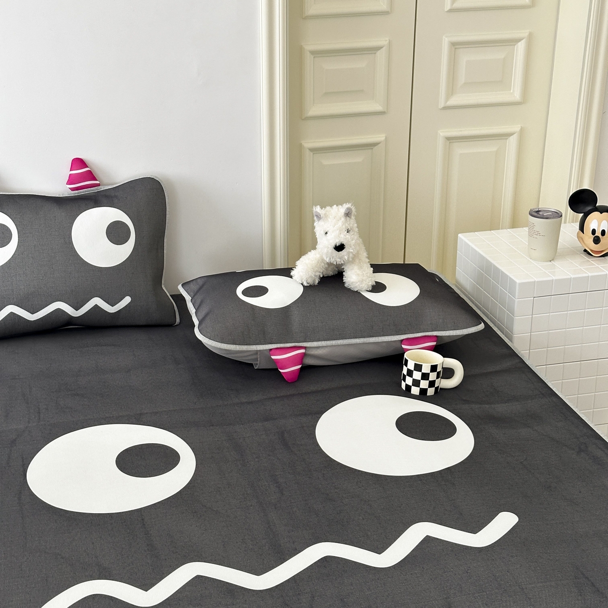 91家纺网 家纺一手货源 找家纺 觅糖家纺 2025春夏新款大版异形卡通凉席席子 小怪兽黑