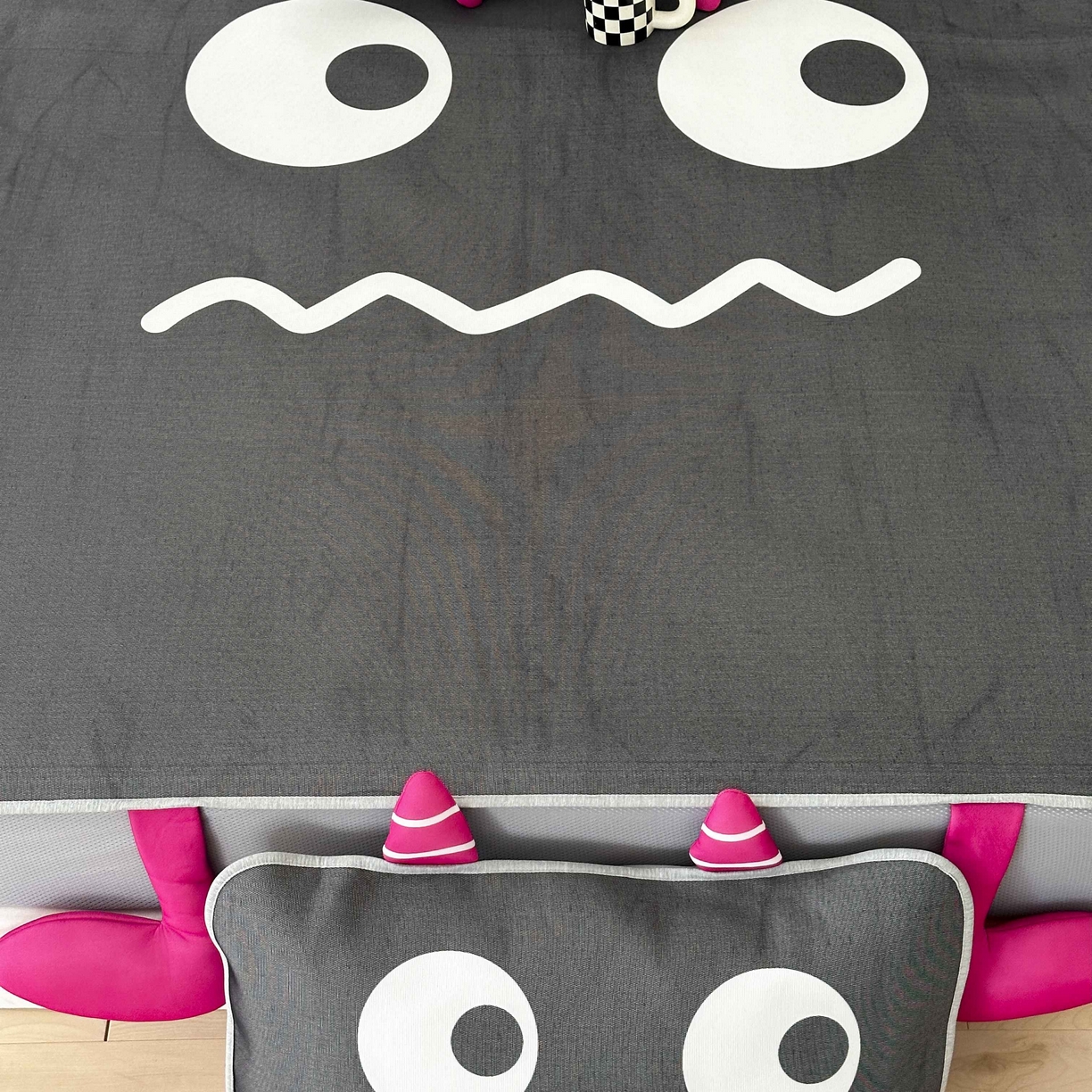 91家纺网 家纺一手货源 找家纺 觅糖家纺 2025春夏新款大版异形卡通凉席席子 小怪兽黑