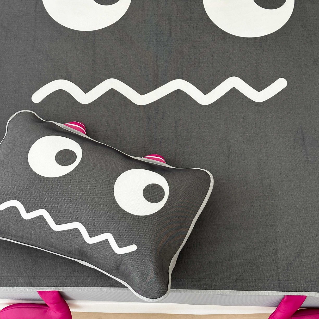 91家纺网 家纺一手货源 找家纺 觅糖家纺 2025春夏新款大版异形卡通凉席席子 小怪兽黑