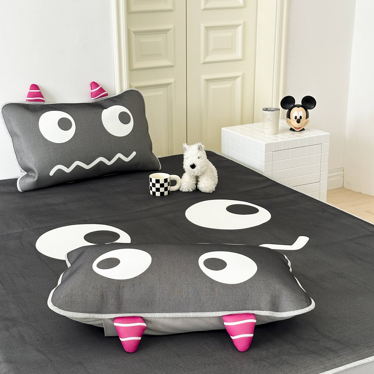 91家纺网 家纺一手货源 找家纺 觅糖家纺 2025春夏新款大版异形卡通凉席席子 小怪兽黑