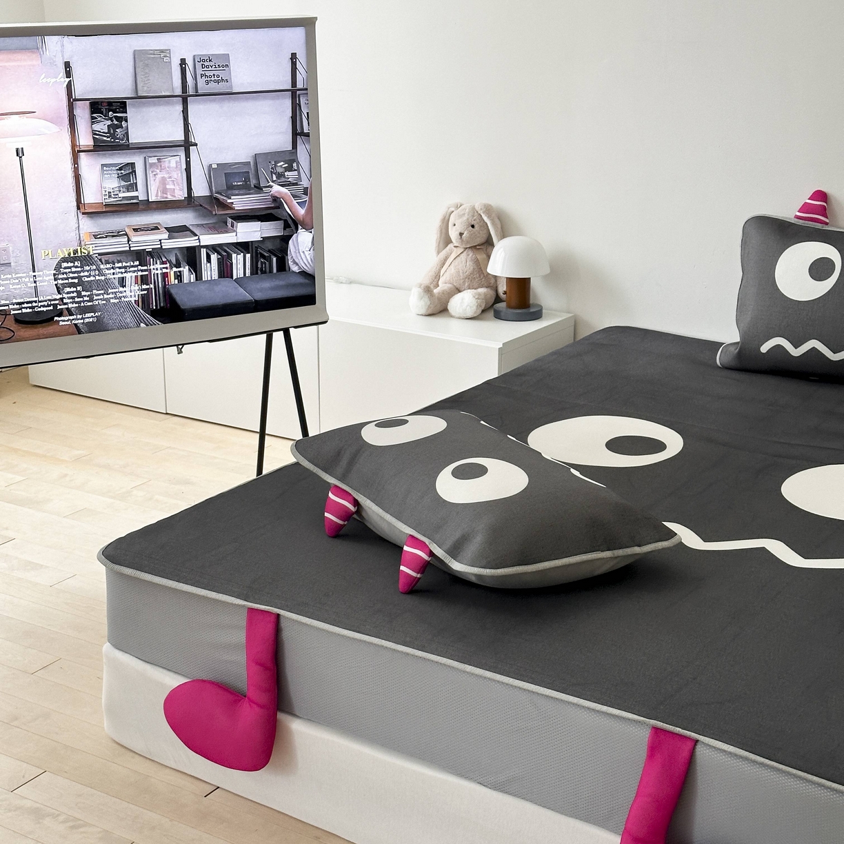 91家纺网 家纺一手货源 找家纺 觅糖家纺 2025春夏新款大版异形卡通凉席席子 小怪兽黑