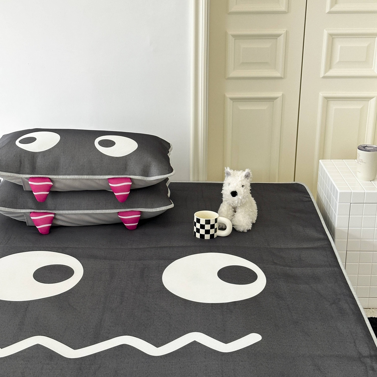 91家纺网 家纺一手货源 找家纺 觅糖家纺 2025春夏新款大版异形卡通凉席席子 小怪兽黑