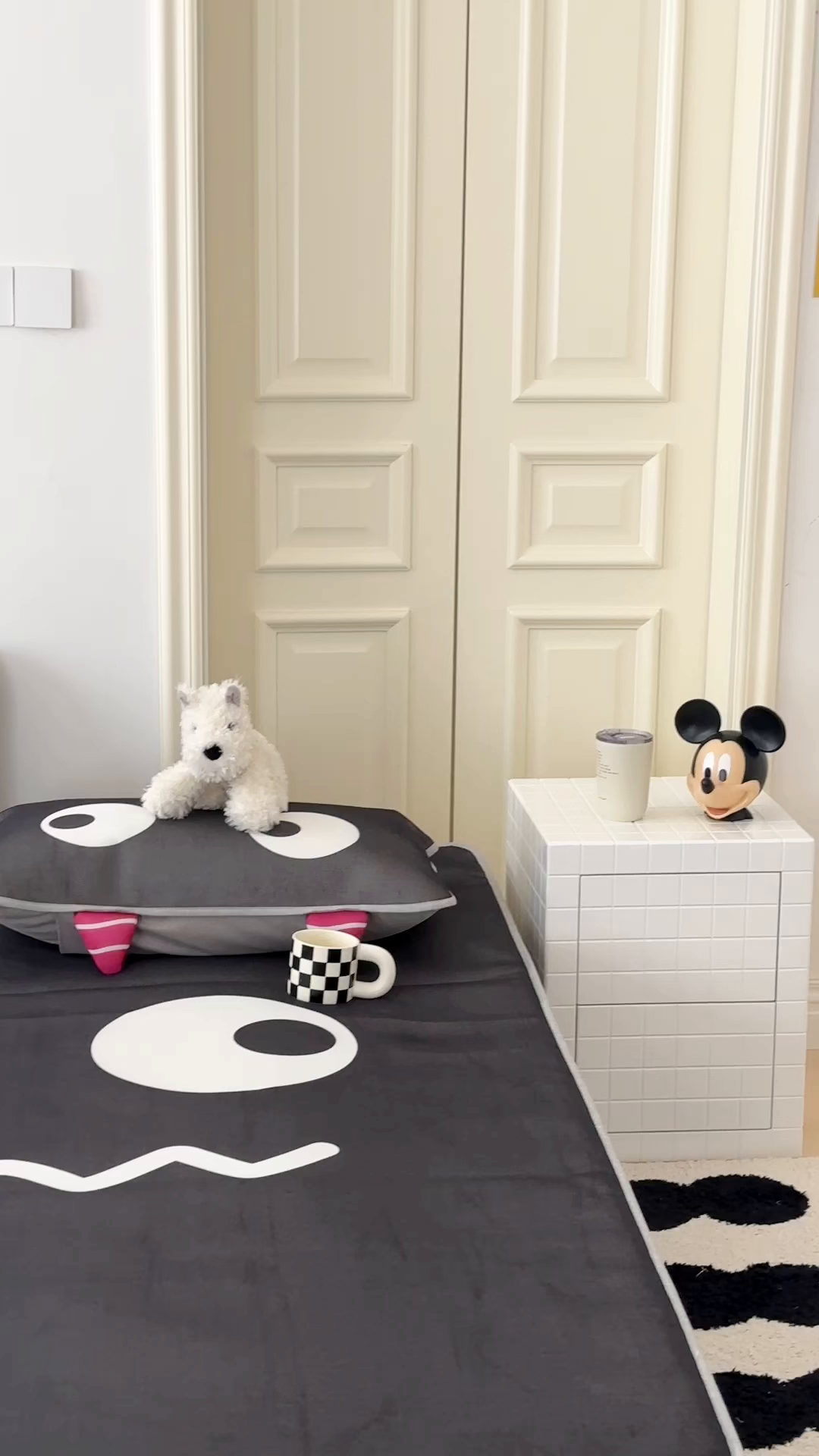 91家纺网 家纺一手货源 找家纺 觅糖家纺 2025春夏新款大版异形卡通凉席席子 小怪兽黑