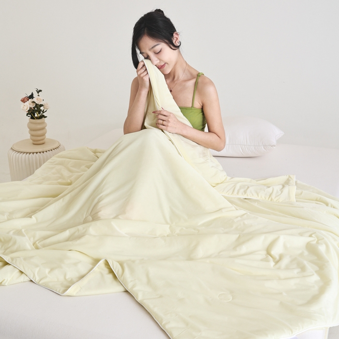 91家纺网 家纺一手货源 找家纺 金帛坊 2025新款凉感丝氨纶夏被夏凉被空调被 浅米黄