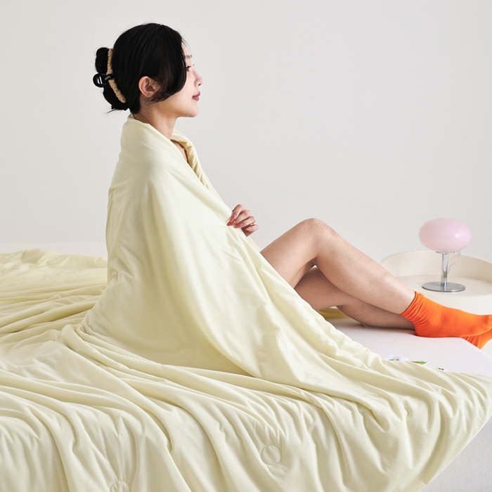 91家纺网 家纺一手货源 找家纺 金帛坊 2025新款凉感丝氨纶夏被夏凉被空调被 浅米黄