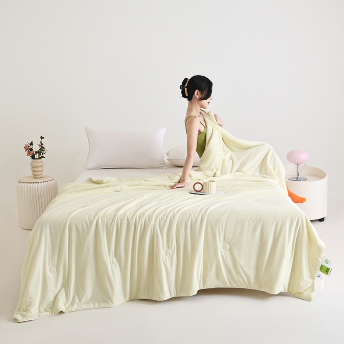 91家纺网 家纺一手货源 找家纺 金帛坊 2025新款凉感丝氨纶夏被夏凉被空调被 浅米黄