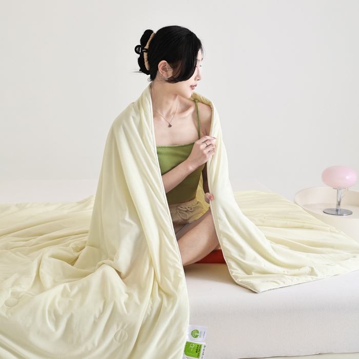 91家纺网 家纺一手货源 找家纺 金帛坊 2025新款凉感丝氨纶夏被夏凉被空调被 浅米黄