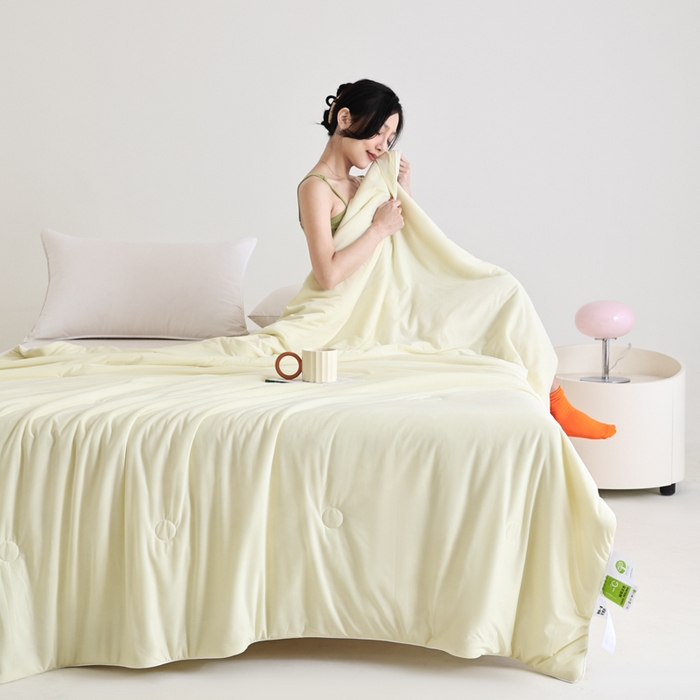 91家纺网 家纺一手货源 找家纺 金帛坊 2025新款凉感丝氨纶夏被夏凉被空调被 浅米黄