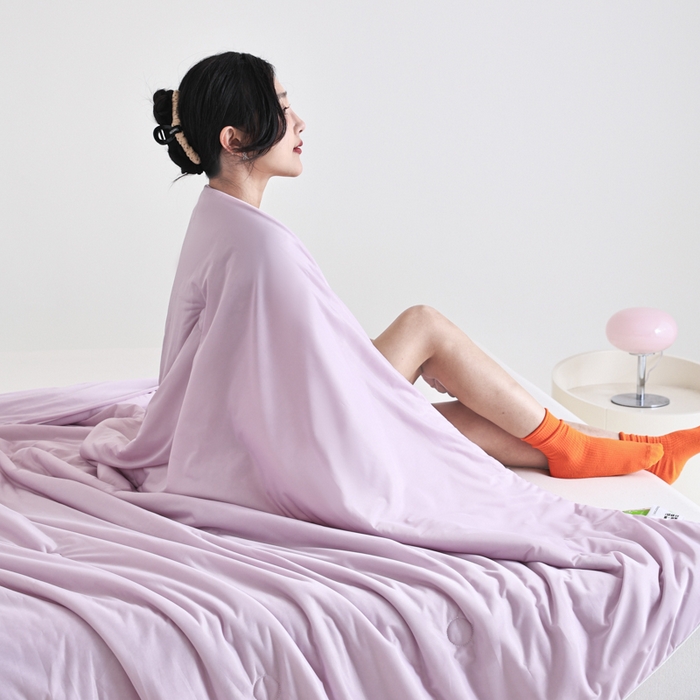 91家纺网 家纺一手货源 找家纺 金帛坊 2025新款凉感丝氨纶夏被夏凉被空调被 优雅紫