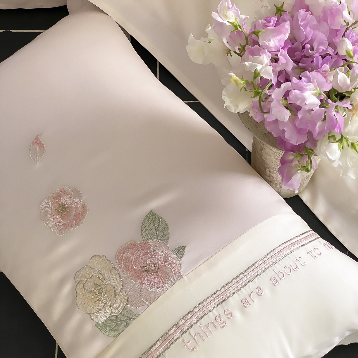 91家纺网 家纺一手货源 找家纺 MIU缪家居 2025新款60支兰精天丝四件套 沁山茶-山茶粉