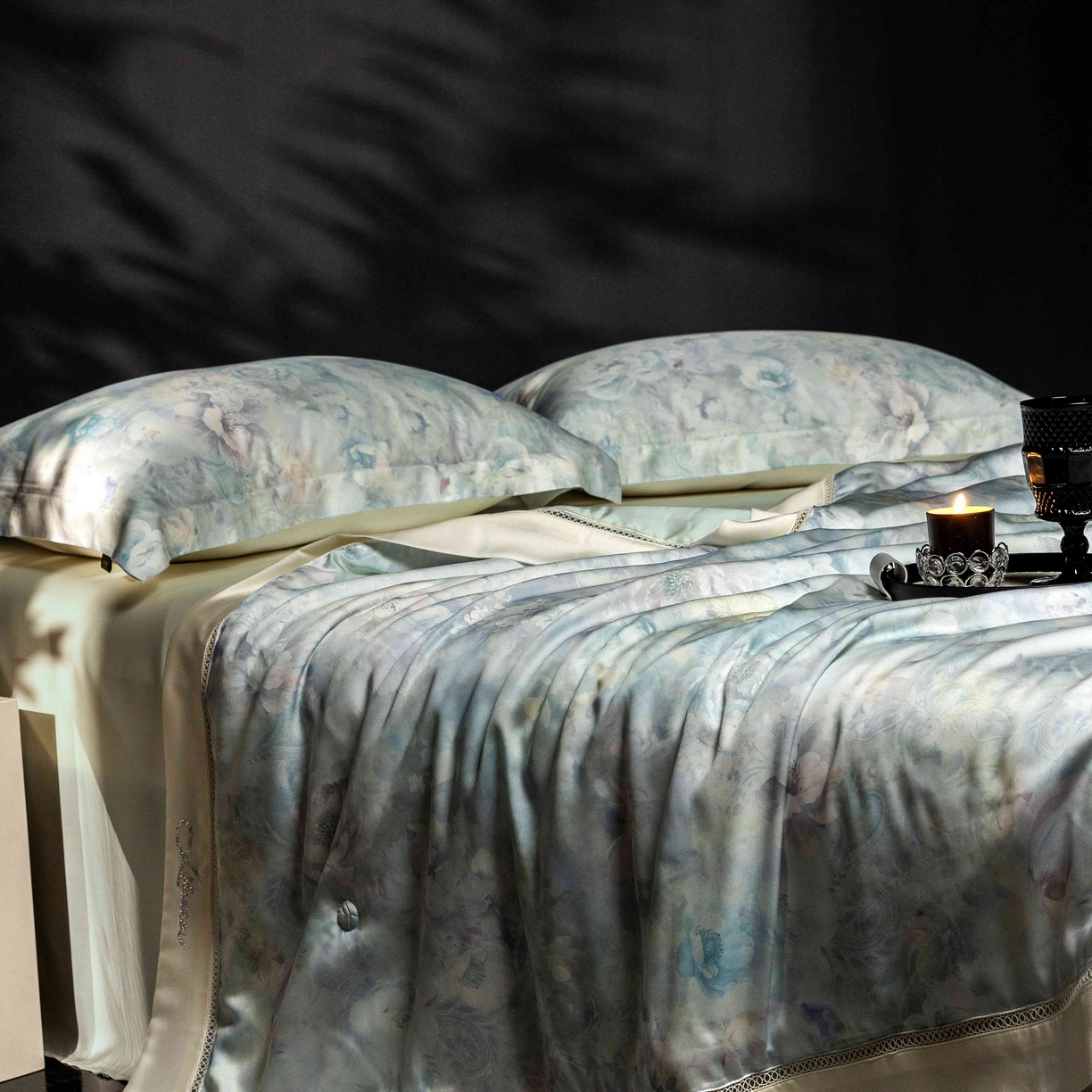 91家纺网 家纺一手货源 找家纺 丽笙被芯 2025新款A类兰精天丝印花naia镂空夏被夏凉被空调被 秘密花园-蓝