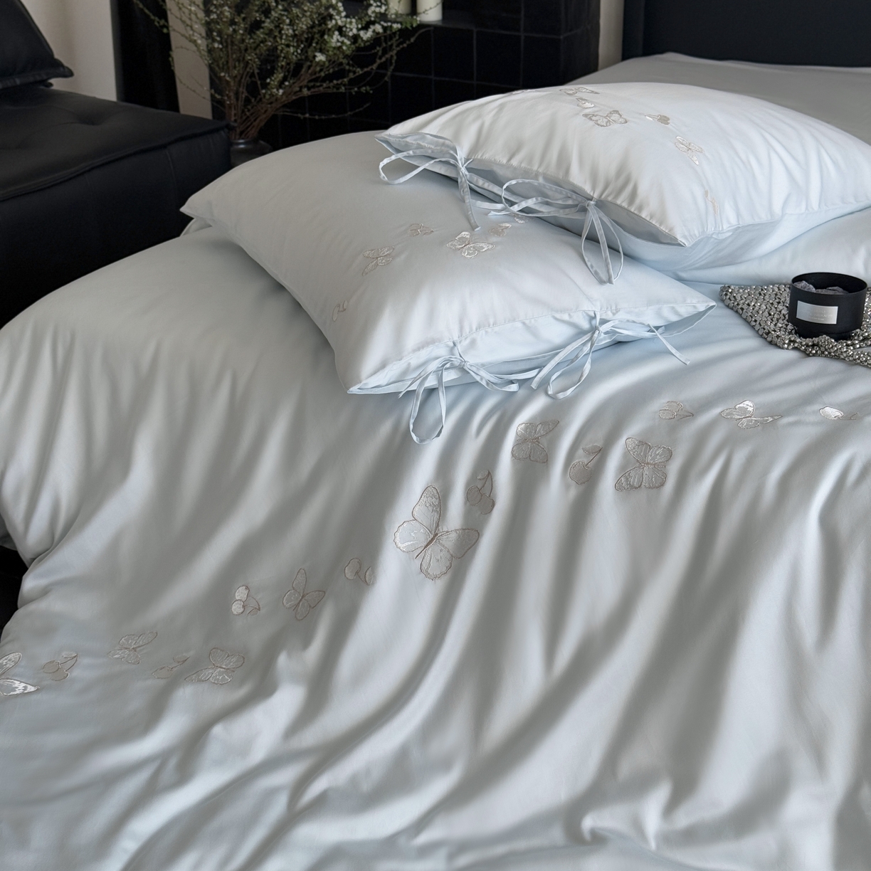 91家纺网 家纺一手货源 找家纺 MIU缪家居 2025新款60支兰精天丝四件套 梦蝶-幻境蓝