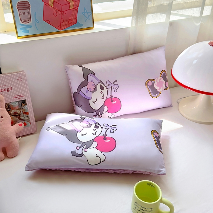 91家纺网 家纺一手货源 找家纺 希诺家居 2025春夏新款凉感丝豆豆枕三丽鸥凉感枕头可拆洗豆豆枕儿童枕幼儿园枕头直播引流赠品 豆豆枕-苹果库洛米