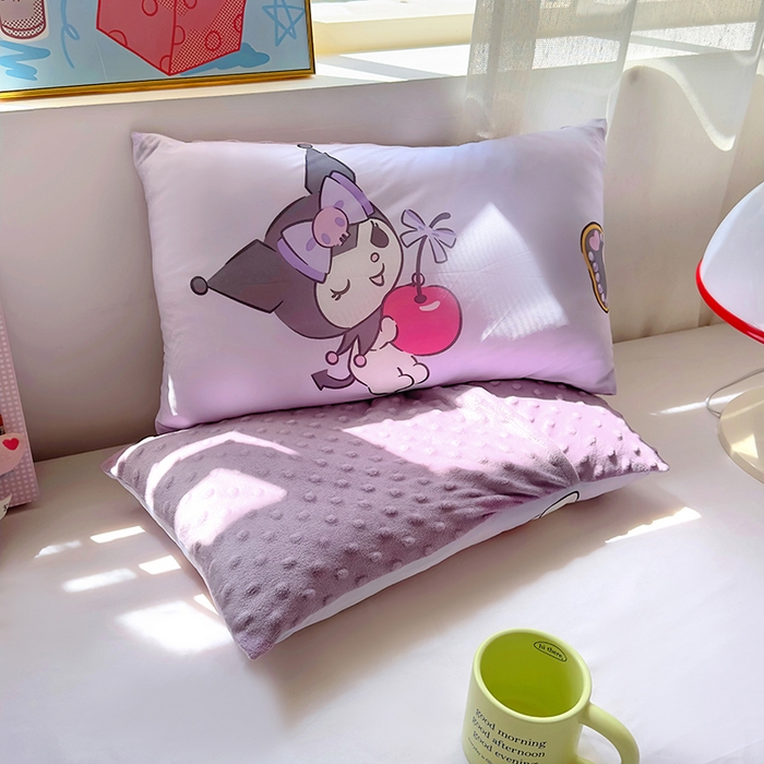 91家纺网 家纺一手货源 找家纺 希诺家居 2025春夏新款凉感丝豆豆枕三丽鸥凉感枕头可拆洗豆豆枕儿童枕幼儿园枕头直播引流赠品 豆豆枕-苹果库洛米