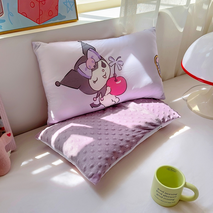 91家纺网 家纺一手货源 找家纺 希诺家居 2025春夏新款凉感丝豆豆枕三丽鸥凉感枕头可拆洗豆豆枕儿童枕幼儿园枕头直播引流赠品 豆豆枕-苹果库洛米