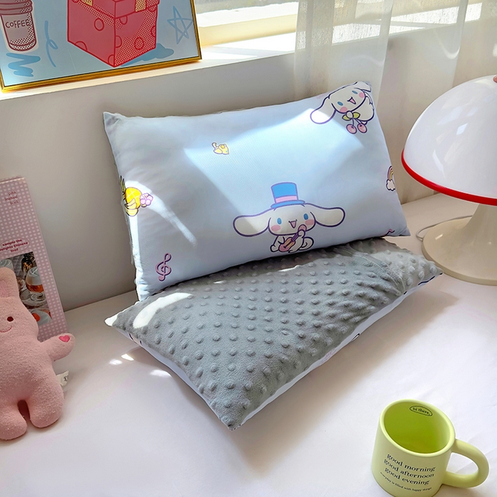 91家纺网 家纺一手货源 找家纺 希诺家居 2025春夏新款凉感丝豆豆枕三丽鸥凉感枕头可拆洗豆豆枕儿童枕幼儿园枕头直播引流赠品 豆豆枕-彩虹玉桂狗