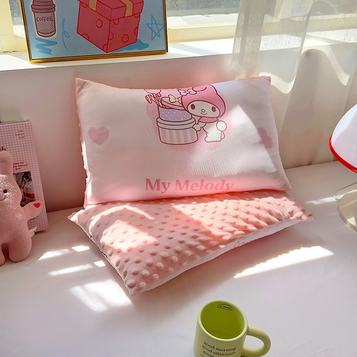 91家纺网 家纺一手货源 找家纺 希诺家居 2025春夏新款凉感丝豆豆枕三丽鸥凉感枕头可拆洗豆豆枕儿童枕幼儿园枕头直播引流赠品 豆豆枕-甜心美乐蒂