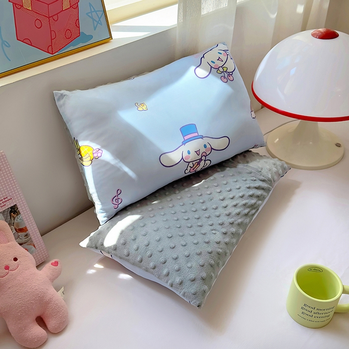 91家纺网 家纺一手货源 找家纺 希诺家居 2025春夏新款凉感丝豆豆枕三丽鸥凉感枕头可拆洗豆豆枕儿童枕幼儿园枕头直播引流赠品 豆豆枕-彩虹玉桂狗