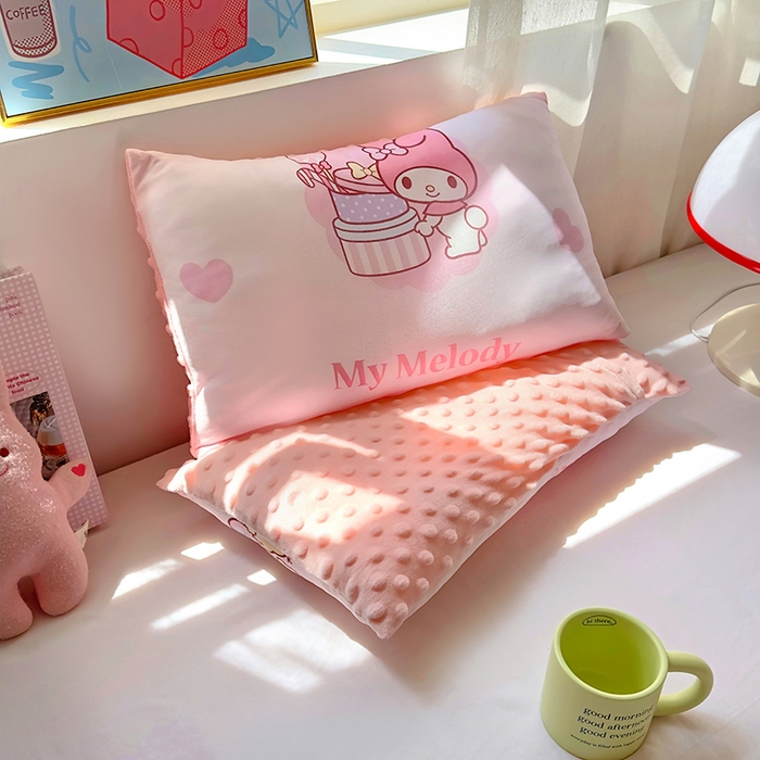 91家纺网 家纺一手货源 找家纺 希诺家居 2025春夏新款凉感丝豆豆枕三丽鸥凉感枕头可拆洗豆豆枕儿童枕幼儿园枕头直播引流赠品 豆豆枕-甜心美乐蒂