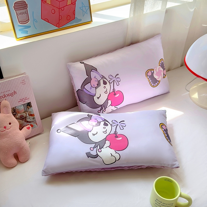 91家纺网 家纺一手货源 找家纺 希诺家居 2025春夏新款凉感丝豆豆枕三丽鸥凉感枕头可拆洗豆豆枕儿童枕幼儿园枕头直播引流赠品 豆豆枕-苹果库洛米